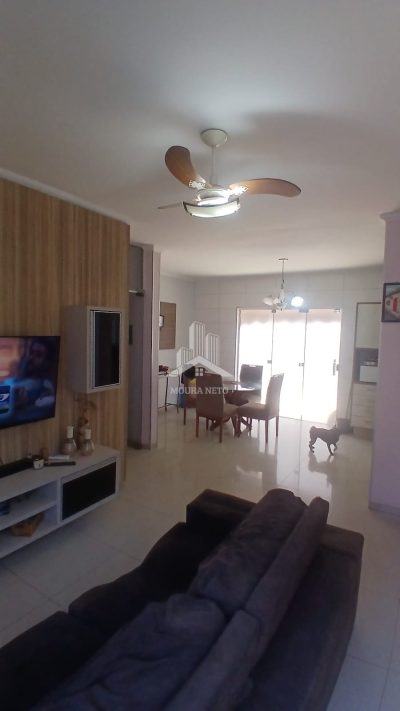 ENCANTE - SE COM ESTE BELO IMÓVEL EM LOCALIZAÇÃO PRIVILEGIADA NO JARDIM CAMPESTRE