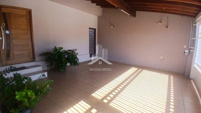 ENCANTE - SE COM ESTE BELO IMÓVEL EM LOCALIZAÇÃO PRIVILEGIADA NO JARDIM CAMPESTRE